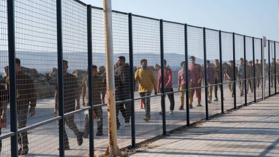ΒΙΝΤΕΟ ΝΤΟΚΟΥΜΕΝΤΟ ΑΠΟ ΤΟ «ΚΥΝΗΓΗΤΟ» ΤΩΝ ΛΑΘΡΑΙΩΝ ΜΕ ΤΟΥΣ ΑΣΤΥΝΟΜΙΚΟΥΣ ΜΕΣΑ ΣΤΗ ΔΟΜΗ ΤΩΝ ΣΕΡΡΩΝ – ΤΡΕΧΑΤΕ ΠΟΔΑΡΑΚΙΑ ΓΙΑ ΝΑ ΜΗΝ ΤΟ ΣΚΑΣΟΥΝ ΟΙ ΑΙΓΥΠΤΙΟΙ