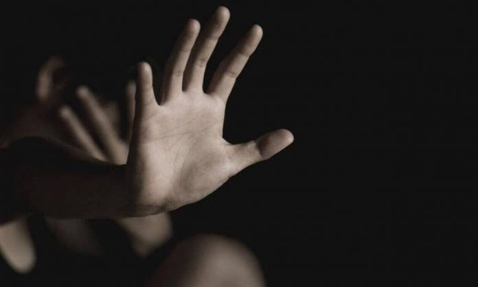 Γαλλία: Αφρικανοί λαθρομετανάστες βίασαν ανήλικη – Την ανάγκασαν να βιντεοσκοπηθεί για να τους δώσει τη «συγκατάθεση» της