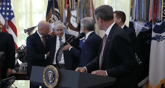 Oval Office [LIVE]> Ο Global Brand Director της Novo Nordisk σωριάστηκε αδόκητα στον Λευκό Οίκο. Δεν γνωρίζουμε εάν είχε λάβει τα εμβόλια COVID-19