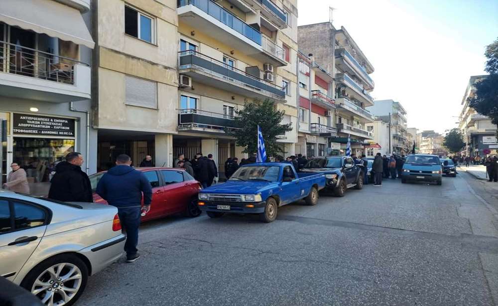 ΧΑΜΟΣ έξω από γραφείο βουλευτή της ΝΔ στη Ροδόπη – Αγρότες πέταξαν άχυρα στην είσοδο!