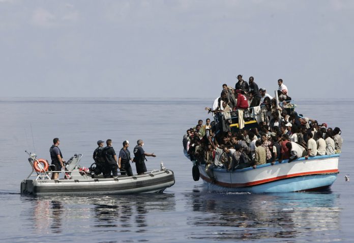 ΕΠΟΙΚΙΣΜΟΣ ΣΤΗΝ ΠΡΑΞΗ – ΟΙ ΛΑΘΡΟΔΙΑΚΙΝΗΤΕΣ ΚΑΝΟΥΝ ΠΑΡΤΙ ΜΕ ΤΑ ΜΕΤΡΑ ΠΛΕΥΡΗ ΚΑΙ ΦΤΥΝΟΥΝ ΚΑΤΑΜΟΥΤΡΑ ΤΟΝ ΜΗΤΣΟΤΑΚΗ: ΑΦΗΣΑΝ ΤΗΝ ΙΤΑΛΙΑ – ΕΠΙΛΕΓΟΥΝ ΓΑΥΔΟ – ΓΕΛΑΕΙ ΜΕΧΡΙ ΚΑΙ Η ΜΕΛΟΝΙ ΜΕ ΤΗΝ ΚΑΤΑΝΤΙΑ ΜΑΣ