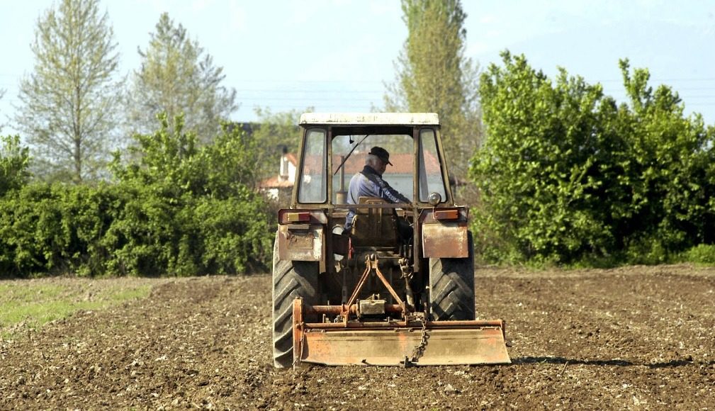 ΤΡΟΜΟΣ! 85.000 ΓΕΩΡΓΟΙ, ΚΤΗΝΟΤΡΟΦΟΙ, ΑΛΙΕΙΣ ΚΑΙ ΔΑΣΟΚΟΜΟΙ ΕΞΑΦΑΝΙΣΤΗΚΑΝ ΜΕΣΑ ΣΕ 12 ΜΗΝΕΣ – ΣΕ ΚΑΤΑΡΡΕΥΣΗ Ο ΠΡΩΤΟΓΕΝΗΣ ΤΟΜΕΑΣ, Η ΕΛΛΗΝΙΚΗ ΥΠΑΙΘΡΟΣ ΑΔΕΙΑΖΕΙ – Η ΔΙΑΤΡΟΦΙΚΗ ΜΑΣ ΕΠΑΡΚΕΙΑ ΑΠΕΙΛΕΙΤΑΙ ΚΑΙ ΟΛΟΚΛΗΡΗ Η ΚΟΙΝΩΝΙΑ ΠΛΗΡΩΝΕΙ ΤΟ ΤΙΜΗΜΑ
