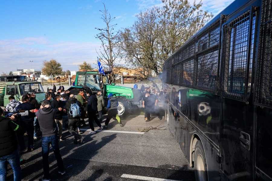 ΜΙΛΑΕΙ ΓΙΑ ΕΛΕΥΘΕΡΟ ΔΙΑΛΟΓΟ ΑΛΛΑ ΕΤΟΙΜΑΖΕΤΑΙ ΝΑ ΡΙΞΕΙ ΠΡΟΣΤΙΜΑ – Η ΚΥΒΕΡΝΗΣΗ ΓΙΑ ΜΙΑ ΑΚΟΜΑ ΦΟΡΑ ΔΕΙΧΝΕΙ ΤΑ ΔΥΟ ΤΗΣ ΠΡΟΣΩΠΑ – ΚΑΛΕΙ ΣΤΟ ΜΑΞΙΜΟΥ ΤΟΥΣ ΑΓΡΟΤΕΣ ΚΑΙ ΠΑΡΑΛΛΗΛΑ ΕΤΟΙΜΑΖΕΙ ΔΙΩΞΕΙΣ ΓΙΑ ΤΑ ΜΠΛΟΚΑ