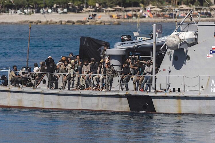 ΚΥΒΕΡΝΗΣΗ ΜΗΤΣΟΤΑΚΗ ΣΕ ΡΟΛΟ ΘΕΑΤΗ: ΚΥΚΛΩΜΑΤΑ ΔΙΑΚΙΝΗΤΩΝ ΑΛΩΝΙΖΟΥΝ ΑΠΟ ΤΗ ΛΙΒΥΗ, ΟΙ ΡΟΕΣ ΓΙΝΟΝΤΑΙ ΜΟΝΙΜΗ «ΓΡΑΜΜΗ» ΚΑΙ Η ΕΛΛΑΔΑ ΜΕΤΑΤΡΕΠΕΤΑΙ ΣΕ ΑΝΟΙΧΤΟ ΔΙΑΔΡΟΜΟ ΧΩΡΙΣ ΕΛΕΓΧΟ, ΧΩΡΙΣ ΑΠΟΤΡΟΠΗ, ΧΩΡΙΣ ΕΥΘΥΝΗ – ΑΥΤΟΙ «ΣΠΡΩΧΝΟΥΝ» ΤΙΣ ΒΑΡΚΕΣ ΣΤΗΝ ΚΡΗΤΗ ΕΠΕΙΔΗ ΚΑΝΕΝΑΣ ΔΕΝ ΤΟΥΣ ΕΝΟΧΛΕΙ