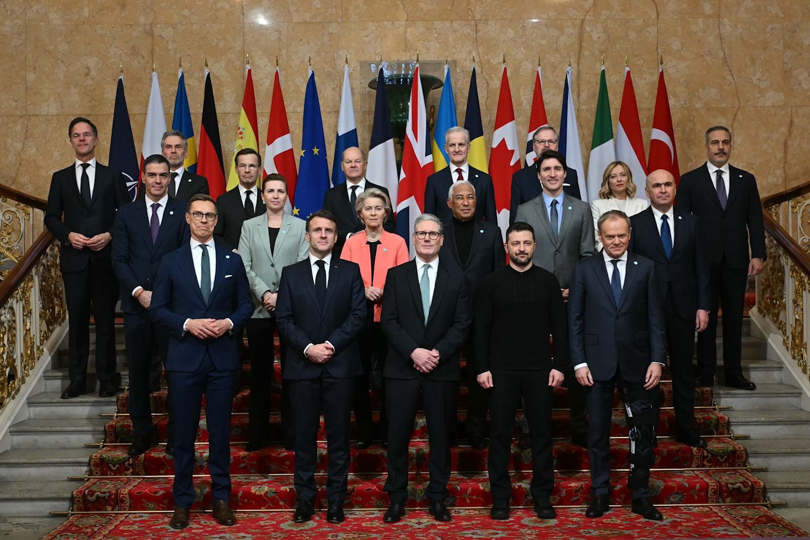 «Η Ευρώπη δεν προετοιμάζεται για πόλεμο – Προετοιμάζεται για κατάρρευση»! Σοκάρει γνωστός πολιτικός αναλυτής
