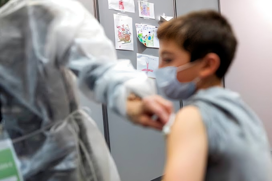 «Πέθαναν παιδιά από το εμβόλιο αλλά ήταν μικρό το τίμημα» – Απίστευτη σα παραδοχή από κορυφαίο σύμβουλο του FDA