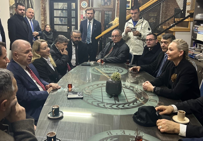 ΠΟΛΙΤΙΚΗ ΑΔΙΑΦΟΡΙΑ ΜΕ ΕΘΝΙΚΟ ΚΟΣΤΟΣ: ΤΟΥΡΚΙΚΑ ΦΑΣΙΣΤΟΜΟΥΤΡΑ ΔΡΟΥΝ ΣΤΗ ΘΡΑΚΗ ΕΝΩ Η ΚΥΒΕΡΝΗΣΗ ΜΗΤΣΟΤΑΚΗ ΠΑΡΑΚΟΛΟΥΘΕΙ – ΠΡΟΚΛΗΤΙΚΗ «ΠΑΡΕΛΑΣΗ» ΑΚΡΟΔΕΞΙΟΥ ΠΟΛΙΤΙΚΟΥ ΧΕΡΙ ΧΕΡΙ ΜΕ ΤΗΝ ΠΡΑΚΤΟΡΙΣΣΑ ΑΣΑΦΟΓΛΟΥ
