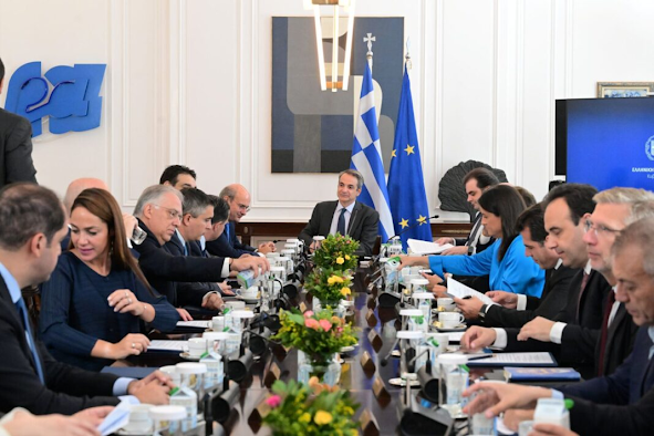 Μηδενική αξιοκρατία. Κλειστοί οι δρόμοι σε κάθε μη ελεγχόμενη φιλοδοξία. Απόλυτοι κυρίαρχοι οι κοτζαμπάσηδες μιας αόρατης, αλλά πανίσχυρης οθωμανικής σουλτανίας. Παλιανθρωπιά, άρρωστος κομματικός φανατισμός, οργανωμένη συμμορία…