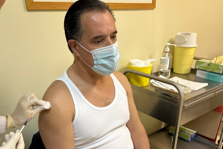 Μαρτυρία καταρρίπτει τα παραμύθια του Άδωνη – «Έκανα το εμβόλιο της γρίπης και είμαι κάθε μέρα άρρωστος, είναι επικίνδυνο και δεν προστατεύει»