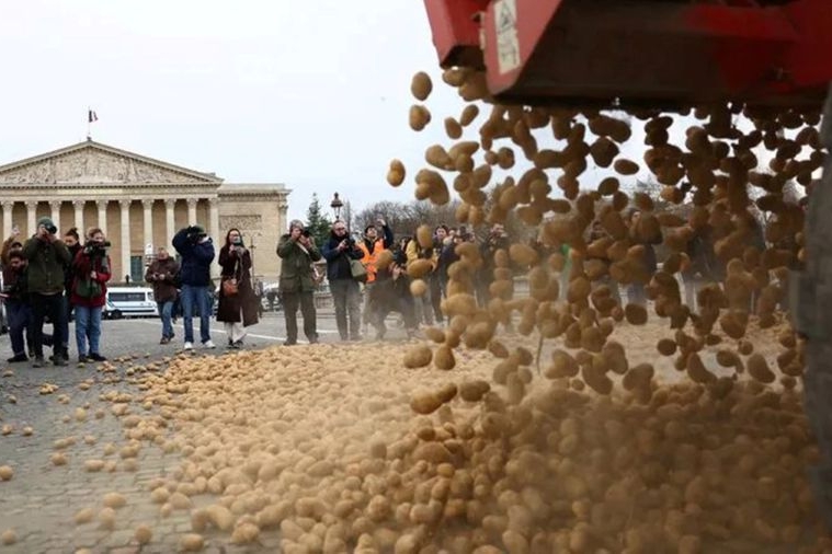 Γαλλία: Αγρότες άδειασαν πατάτες στο κέντρο του Παρισιού