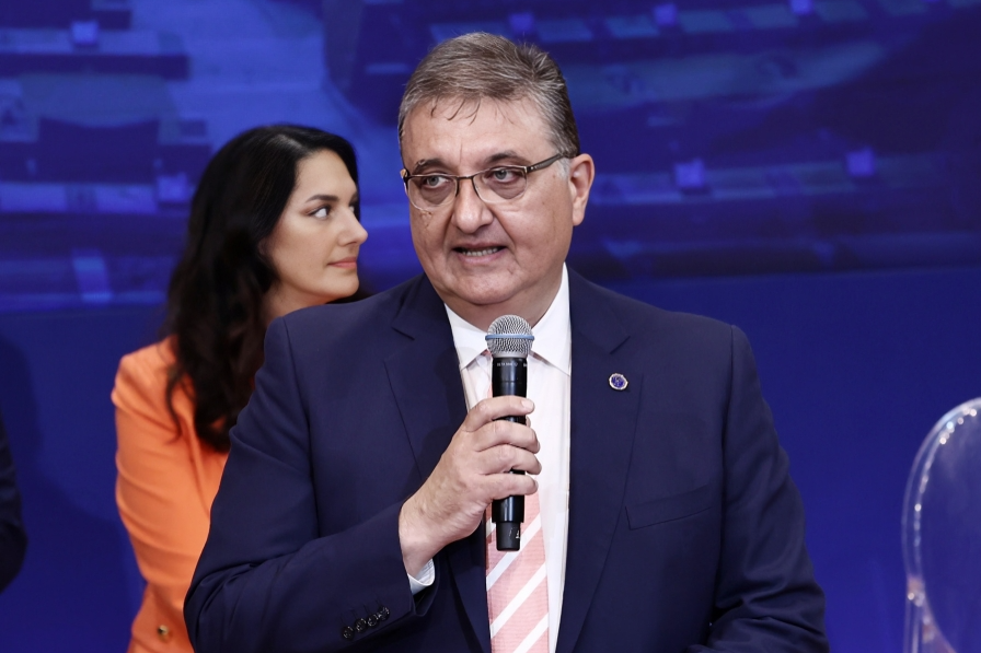 Αθανάσιος Εξαδάκτυλος: Αρνείται να εγκαταλείψει τη θέση του προέδρου του ΠΙΣ, παρά την απόφαση του ΣτΕ ότι είναι άκυρη η εκλογή του αφού έγινε με ψήφους ιατρικών συλλόγων που έχουν οικονομικές εκκρεμότητες