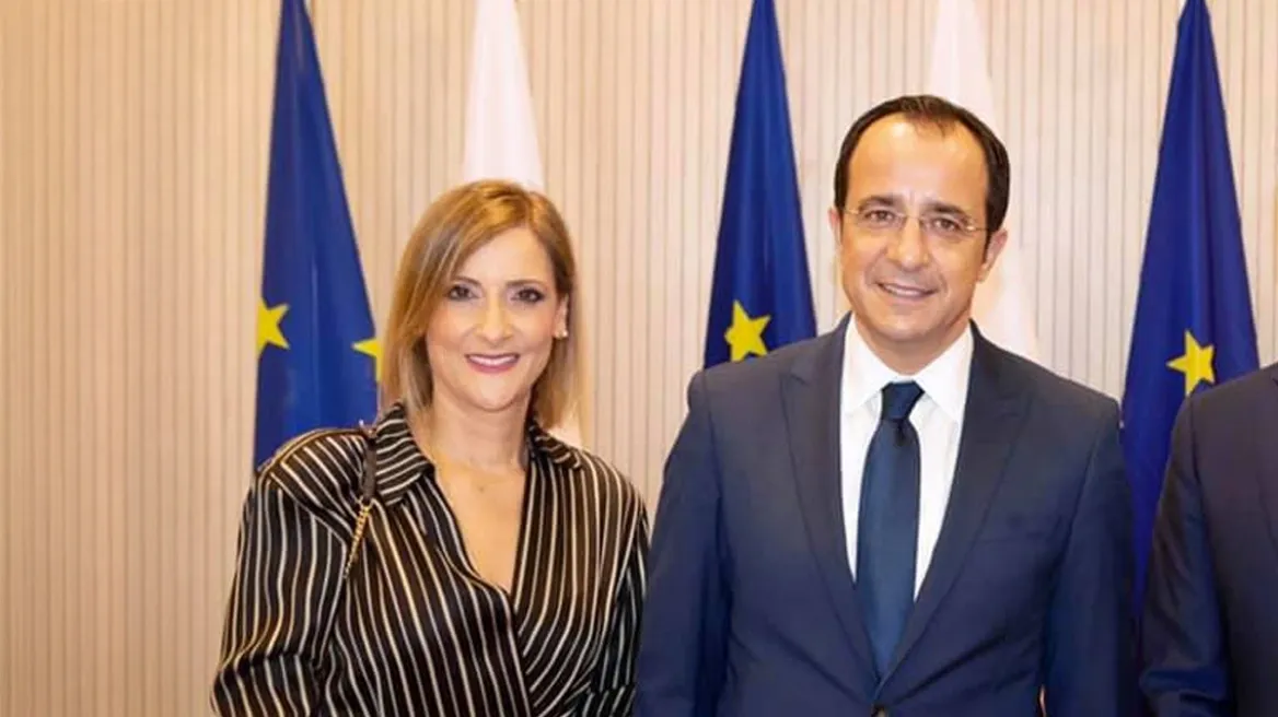 ΕΜΠΛΟΚΗ ΤΗΣ! ΠΑΡΑΙΤΗΘΗΚΕ η σύζυγος του Χριστοδουλίδη στην Κύπρο μετά το βίντεο με τις μίζες