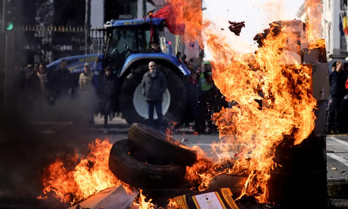 Οι ρόδες των τρακτέρ τράνταξαν τις Βρυξέλλες: Η πανευρωπαϊκή αγροτιά φώναξε «όχι» στη συμφωνία θανάτου με τη Mercosur…