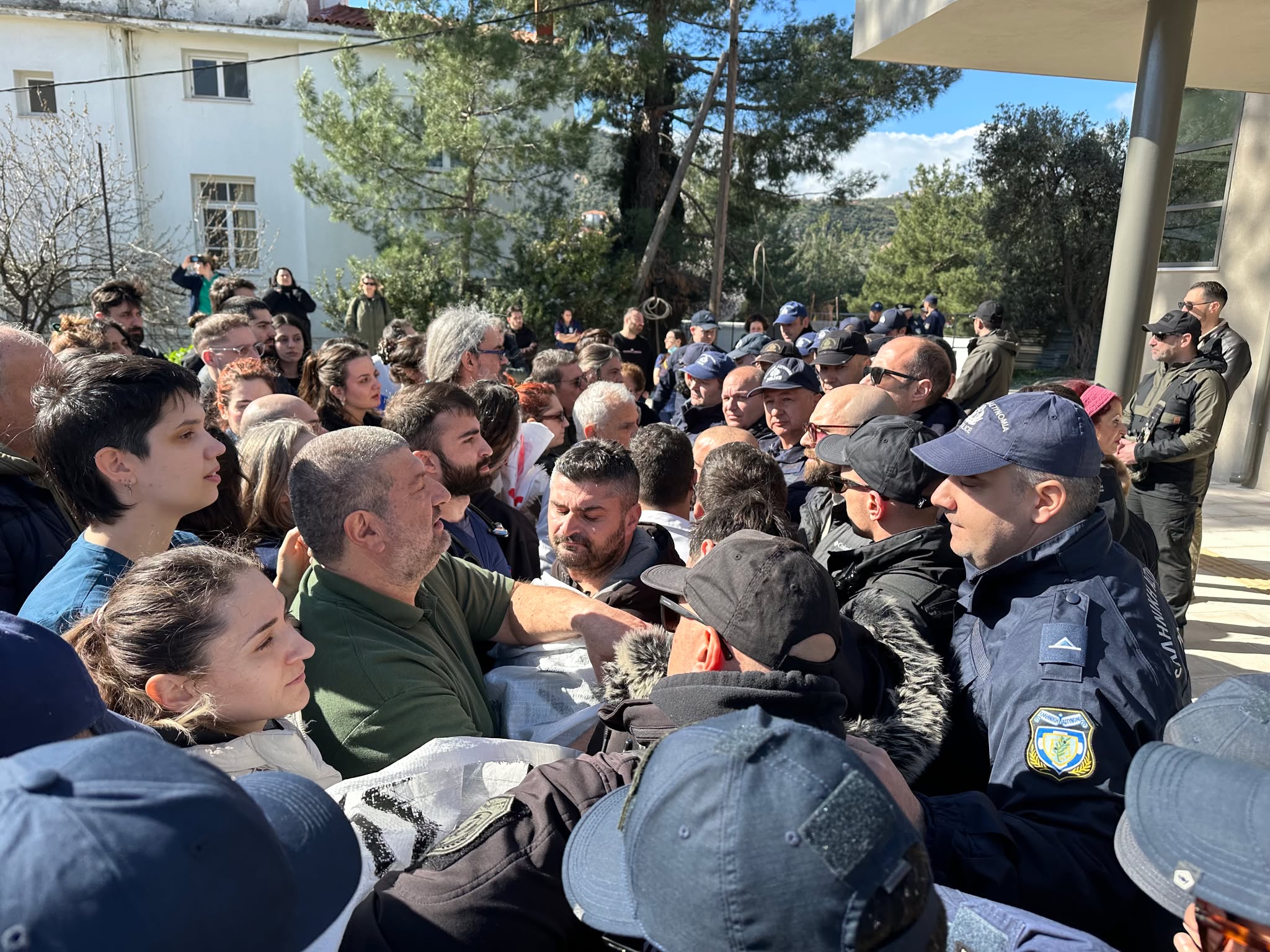 ΔΕΝ ΒΡΙΣΚΕΙ ΗΡΕΜΙΑ ΠΟΥΘΕΝΑ! ΜΕΤΑ ΤΗ ΝΙΚΑΙΑ, ΞΥΛΟ ΚΑΙ ΠΡΟΠΗΛΑΚΙΣΜΟΙ ΚΑΙ ΣΤΟ ΝΟΣΟΚΟΜΕΙΟ ΜΥΤΙΛΗΝΗΣ ΣΤΗ ΘΕΑ ΤΟΥ ΓΕΩΡΓΙΑΔΗ – Η ΕΙΚΟΝΑ ΤΟΥ «ΠΕΡΙΚΥΚΛΩΜΕΝΟΥ ΥΠΟΥΡΓΟΥ» ΠΟΥ ΒΟΛΕΥΕΙ ΤΗΝ ΚΥΒΕΡΝΗΤΙΚΗ ΠΡΟΠΑΓΑΝΔΑ