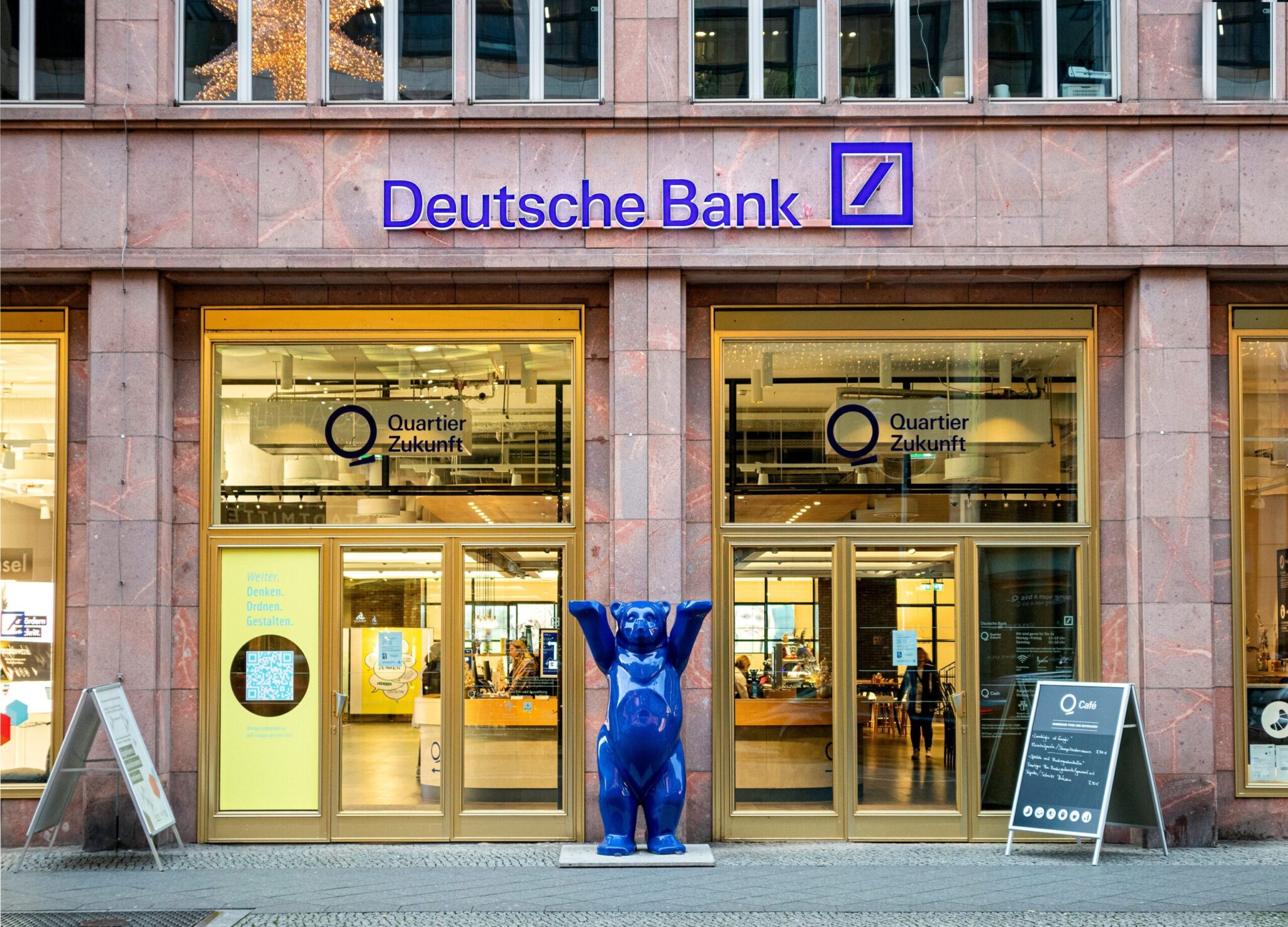 Η Deutsche Bank έδιωξε τον υπάλληλο ο οποίος εντόπισε τα ύποπτα εμβάσματα του Επστάιν σε νεαρές γυναίκες!