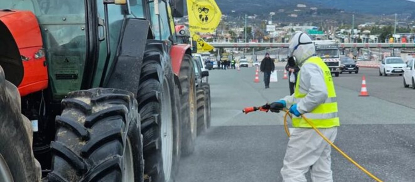 Η γελοιότητα έπιασε “αριστεία”! Ψεκάζουν τα τρακτέρ που έρχονται στην Αθήνα λόγω… ευλογιάς