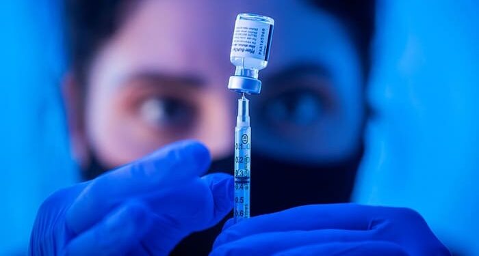 Επιδημιολόγος Δρ. Χούλσερ: «Πάνω από το 70% της Ανθρωπότητας έχει Υποστεί Χημική Λοβοτομή, Μεταμφιεσμένη σε Εμβόλια»