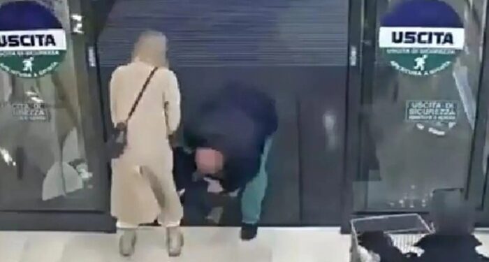 Ιταλία: Στιγμές πανικού σε σούπερ μάρκετ – Λαθρομετανάστης άρπαξε από τα πόδια κοριτσάκι 18 μηνών και προσπάθησε να το απαγάγει από τη μητέρα του