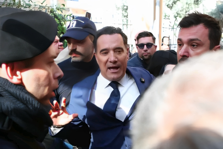 Ο Άδωνις προσπάθησε να επισκεφθεί το νοσοκομείο Νίκαιας – Εικόνες ντροπής με αστυνομικούς να ξυλοκοπούν εργαζόμενους – Μπουκάλια με νερό πετάχτηκαν προς το μέρος του υπουργού Υγείας