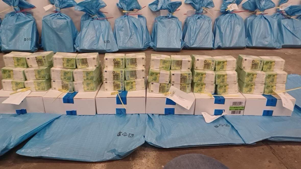 ΞΕΒΡ@ΚΩΘΗΚΕ Ο ΖΕΛΕΝΣΚΙ! Η Ουγγαρία κατάσχεσε εκατομμύρια ευρώ σε μετρητά και ράβδους χρυσού από ουκρανική αυτοκινητοπομπή