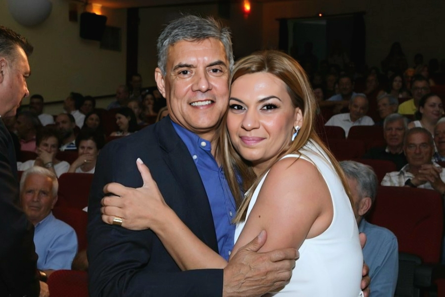 Νέο σκάνδαλο κλονίζει την κυβέρνηση Μητσοτάκη – Ο πατέρας της πρώην βουλευτού Λάρισας, Στέλλας Μπίζιου, δωροδόκησε τους Βιλανάκηδες με το πόσο των 200.000 ευρώ για να εξαγοράσει ψήφους από τους Ρομά
