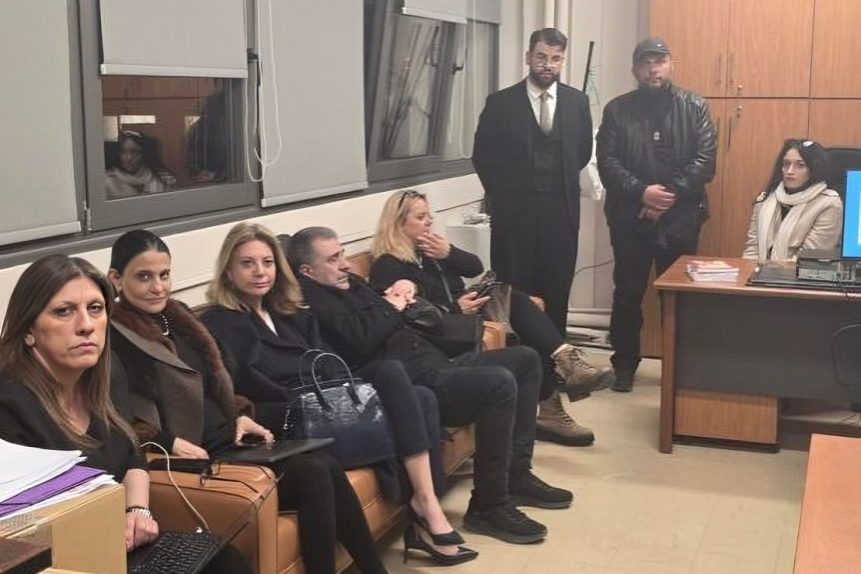 Μαφία Μητσοτάκη στο δικαστήριο Λάρισας – Αρνούνται να δώσουν τα αντίγραφα των κατασχεμένων αρχείων στους συνηγόρους των συγγενών – Εξαφανισμένη η Πρόεδρος δεν απαντάει ούτε στα τηλέφωνα