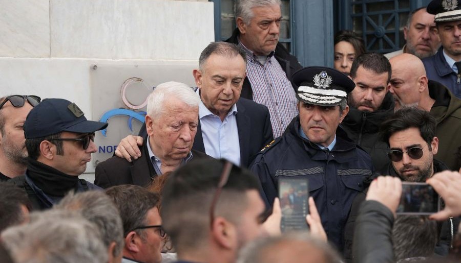 ΑΠΙΣΤΕΥΤΕΣ ΣΚΗΝΕΣ! ΔΕΝ ΜΠΟΡΟΥΝ ΝΑ ΚΥΚΛΟΦΟΡΗΣΟΥΝ ΠΛΕΟΝ – «ΚΛΕΙΔΩΣΑΝ» ΤΟΝ ΚΕΛΛΑ ΣΤΟ ΚΤΗΡΙΟ ΤΗΣ ΠΕΡΙΦΕΡΕΙΑΣ ΓΙΑ ΝΑ ΓΛΙΤΩΣΕΙ ΤΟ… ΛΙΝΤΣΑΡΙΣΜΑ (ΒΙΝΤΕΟ)