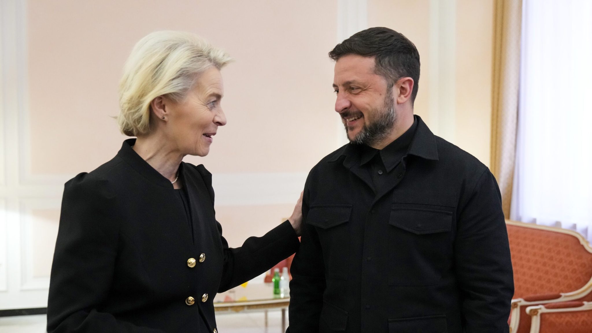 ΘΕΛΕΙ ΝΑ «ΜΑΣΟΥΛΗΣΕΙ» ΞΑΝΑ ΚΑΙ ΞΑΝΑ Η «ΚΟΛΛΗΤΗ» ΤΟΥ ΜΗΤΣΟΤΑΚΗ! ΕΔΩ ΔΙΑΛΥΕΤΑΙ ΤΟ ΣΥΜΠΑΝ ΚΑΙ Η ΦΟΝ ΝΤΕΡ ΛΑΙΕΝ ΘΕΛΕΙ ΝΑ ΧΡΕΩΣΕΙ ΤΟΥΣ ΕΥΡΩΠΑΙΟΥΣ ΜΕ ΝΕΟ ΔΑΝΕΙΟ 90 ΔΙΣ. ΓΙΑ ΧΑΡΗ ΤΟΥ ΖΕΛΕΝΣΚΙ – ΕΩΣ ΠΟΤΕ ΘΑ ΑΝΕΧΟΜΑΣΤΕ ΑΥΤΗΝ ΤΗΝ ΕΛΕΕΙΝΗ ΜΠΑΜΠΟΓΡΙΑ ΠΟΥ ΕΧΕΙ ΔΙΑΛΥΣΕΙ ΤΗΝ ΗΠΕΙΡΟ;