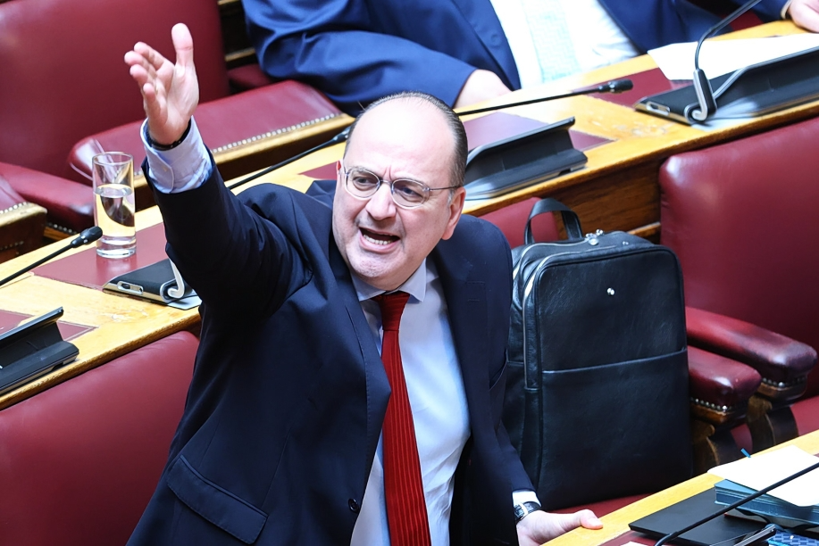 Ο Μακάριος Λαζαρίδης ισχυρίζεται ότι έχει 15.000 ένσημα στον ιδιωτικό τομέα πράγμα που σημαίνει ότι έπρεπε να εργάζεται από τα 6 χρονών – Αποκαλεί αμόρφωτους τους Έλληνες και τη λέξη τη γράφει με δύο «μ»