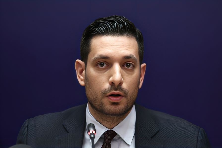 «Πόσα άρπαξες και από που» – Αγανάκτηση χιλιάδων Ελλήνων με τον Κυρανάκη που απαιτεί να μετατρέψουν το αυτοκίνητο τους σε ασθενοφόρο του ΕΚΑΒ απειλώντας τους με νέα πρόστιμα
