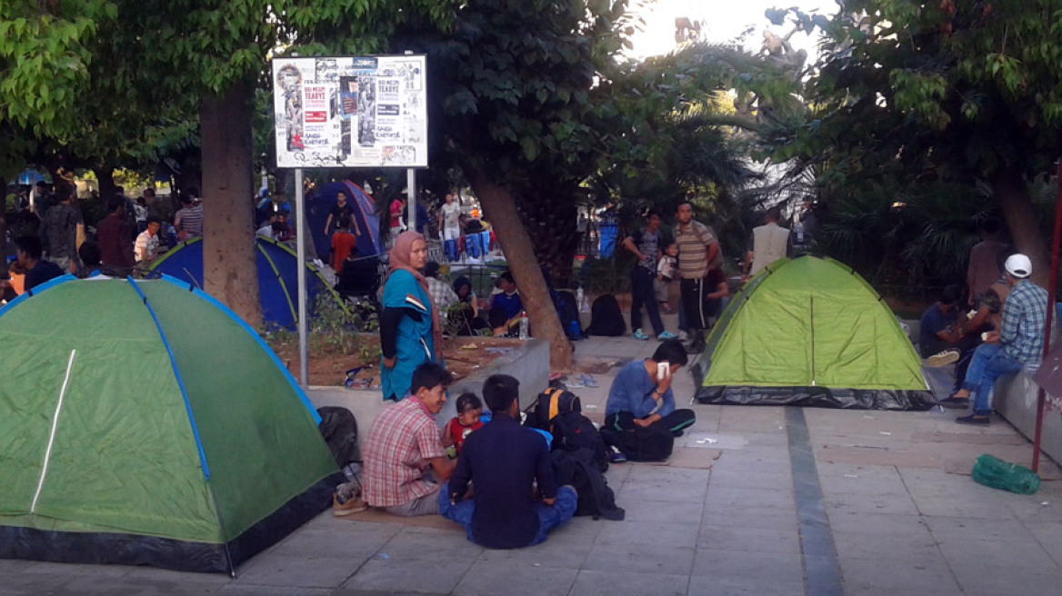 Αθήνα: ανεξέλεγκτη λαθρομετανάστευση και «μαγαζιά-βιτρίνες» με νόμο της γνωστοποίησης