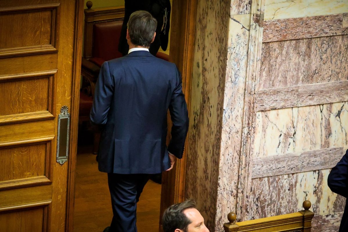 ΚΟΙΝΟΒΟΥΛΕΥΤΙΚΗ ΜΑΦΙΑ ΚΑΙ ΣΥΓΚΑΛΥΨΗ ΣΟΚ: ΠΩΣ Ο ΜΗΤΣΟΤΑΚΗΣ ΜΕΤΕΤΡΕΨΕ ΤΗ ΒΟΥΛΗ ΣΕ ΦΘΗΝΗ ΕΠΙΘΕΩΡΗΣΗ ΓΙΑ ΝΑ ΘΑΨΕΙ ΟΡΙΣΤΙΚΑ ΤΟ ΣΚΑΝΔΑΛΟ ΤΩΝ ΥΠΟΚΛΟΠΩΝ!