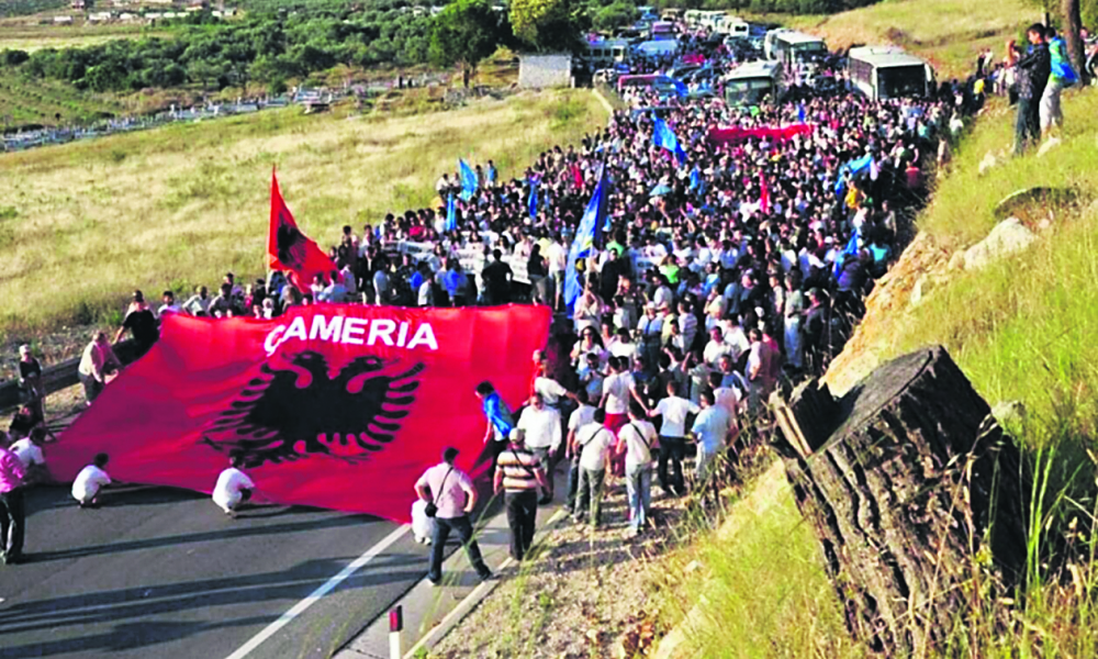 ΣΗΚΩΘΗΚΑΝ ΤΑ ΠΟΔΙΑ ΝΑ ΧΤΥΠΗΣΟΥΝ ΤΟ ΚΕΦΑΛΙ – ΜΠΑΡΑΖ ΠΡΟΚΛΗΣΕΩΝ ΣΤΗΝ ΑΛΒΑΝΙΑ ΚΑΤΑ ΤΗΣ ΕΛΛΑΔΑΣ – ΣΤΟ ΤΡΑΠΕΖΙ ΞΑΝΑ ΟΙ ΤΣΑΜΗΔΕΣ ΚΑΙ ΟΙ ΟΝΕΙΡΩΞΕΙΣ ΤΟΥΣ – ΑΝΥΠΑΡΚΤΗ Η ΚΥΒΕΡΝΗΣΗ ΤΩΝ ΚΑΡΠΑΖΟ-ΕΙΣΠΡΑΚΤΟΡΩΝ