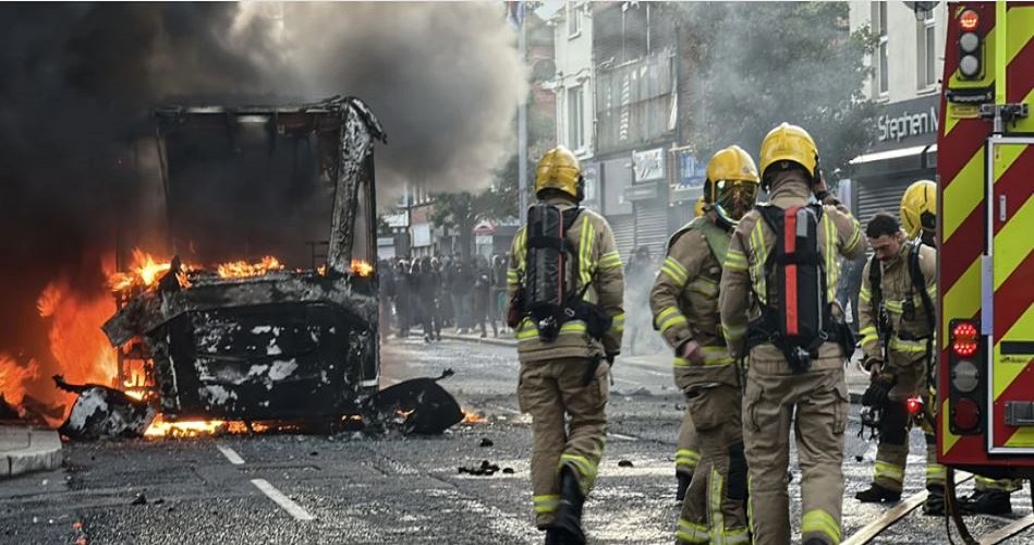 ΞΥΠΝΗΣΑΝ ΑΡΓΑ – ΚΑΙΓΕΤΑΙ ΤΟ ΜΠΕΛΦΑΣΤ ΜΕΤΑ ΤΗΝ ΑΠΟΠΕΙΡΑ ΑΠΟΚΕΦΑΛΙΣΜΟΥ ΑΝΔΡΑ ΑΠΟ ΣΟΥΔΑΝΟ ΜΕΤΑΝΑΣΤΗ – ΟΙ ΠΑΤΡΙΩΤΕΣ ΒΓΗΚΑΝ ΣΤΟΥΣ ΔΡΟΜΟΥΣ – ΠΛΗΡΩΝΟΥΜΕ ΤΑ ΑΝΟΙΧΤΑ ΣΥΝΟΡΑ ΤΩΝ ΜΗΤΣΟΤΑΚΗΔΩΝ ΤΗΣ ΔΥΣΗΣ