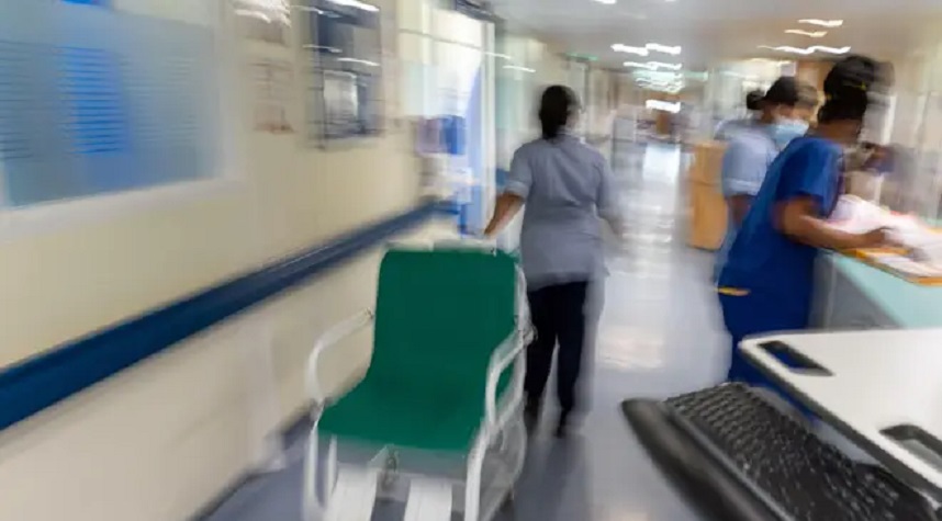 Απέλυσαν νοσηλεύτρια στην Βρετανία επειδή είπε σε ασθενή ότι ο καρκίνος του προκλήθηκε από τα εμβόλια για τον COVID