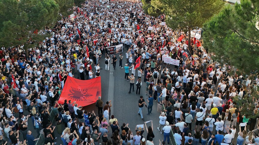 ΑΝΤΙΔΡΟΥΝ ΑΚΟΜΑ ΚΑΙ ΟΙ ΑΛΒΑΝΟΙ: ΧΙΛΙΑΔΕΣ ΠΟΛΙΤΕΣ ΚΑΤΕΛΑΒΑΝ ΤΑ ΤΙΡΑΝΑ ΓΙΑ ΤΟ «ΠΛΙΑΤΣΙΚΟ» 1,6 ΔΙΣ. ΤΟΥ ΣΩΓΑΜΠΡΟΥ ΤΟΥ ΤΡΑΜΠ – ΟΙ ΠΡΟΚΛΗΤΙΚΕΣ ΔΗΛΩΣΕΙΣ ΡΑΜΑ ΠΟΥ ΠΡΟΚΑΛΟΥΝ ΠΑΓΚΟΣΜΙΑ ΟΡΓΗ! ΞΑΝΑ ΑΠΡΟΣΤΑΤΕΥΤΑ ΤΑ ΑΔΕΛΦΙΑ ΜΑΣ ΣΤΗ Β. ΗΠΕΙΡΟ