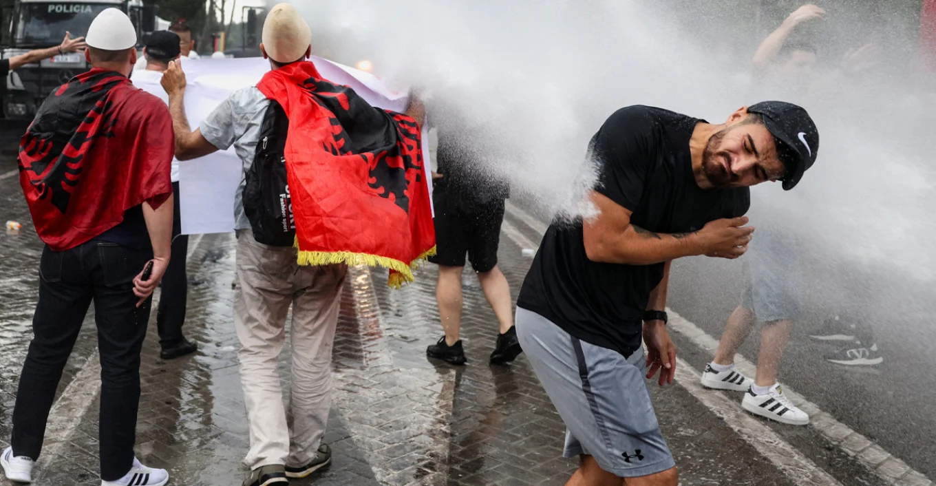 ΝΕΟ ΚΥΜΑ μαζικών διαδηλώσεων στην Αλβανία για το θέρετρο του γαμπρού του Τραμπ…