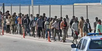 Από εκεί, με λεωφορείο στο λιμάνι του Ηρακλείου, προκειμένου να προωθηθούν στην ενδοχώρα για μόνιμη εγκατάσταση. Τόσο απλά…Είναι ρουτίνα πλέον. Ο Μπαμπάς μας έφερε τους Αλβανούς και ο υιός τους Αφρικανούς…