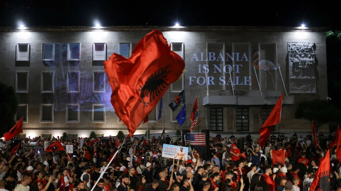 ΜΕΓΑΛΩΝΕΙ η «επανάσταση των φλαμίνγκο» στην Αλβανία! ΧΙΛΙΑΔΕΣ στους δρόμους ενάντια στην επένδυση Κούσνερ…