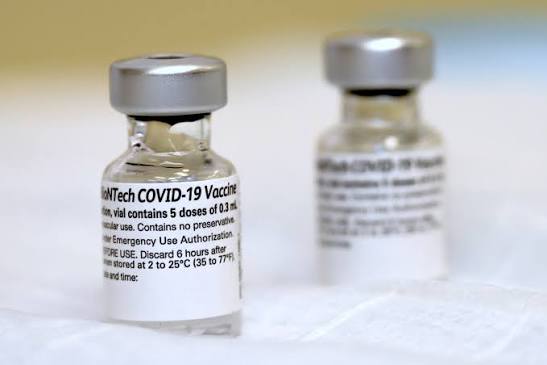 Ν.Γουλφ: «Τα εμβόλια covid-19 προκάλεσαν μαζική ύπνωση και βλάβη στον εγκέφαλο» (βίντεο)