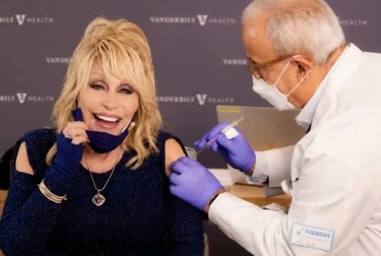 ΞΑΦΝΙΚΑ και ΑΙΦΝΙΔΙΑ…Τι χτύπησε στον ώμο η Dolly Parton το 2021;;;