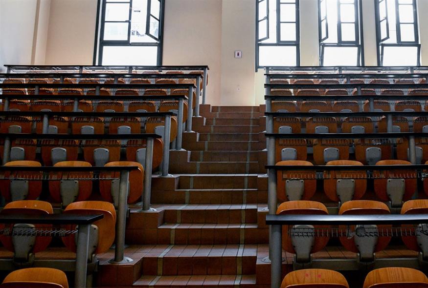 ΑΙΣΧΟΣ ΚΑΙ ΘΕΣΜΙΚΗ ΣΑΠΙΛΑ: ΠΩΣ ΣΤΗΘΗΚΕ ΤΟ «ΚΟΛΠΟ» ΜΕ ΤΙΣ ΠΑΡΑΝΟΜΕΣ ΑΔΕΙΕΣ ΤΩΝ ΙΔΙΩΤΙΚΩΝ ΑΕΙ – ΟΙ ΠΙΕΣΕΙΣ ΣΤΟΥΣ ΑΝΩΤΑΤΟΥΣ ΔΙΚΑΣΤΕΣ ΚΑΙ Η ΟΡΓΗ ΠΟΥ ΞΕΧΕΙΛΙΖΕΙ – ΚΑΘΗΓΗΤΗΣ ΤΟΥ ΕΚΠΑ ΞΕΦΤΙΛΙΖΕΙ ΤΟ ΚΑΘΕΣΤΩΣ ΜΗΤΣΟΤΑΚΗ