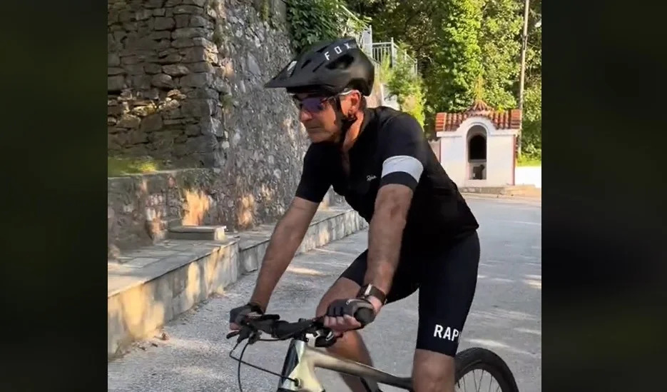 Ξεπέρασε και τον Γιωργάκη τον Παπανδρέου! Έπεσε με το ποδήλατο ο Κυριάκος Μητσοτάκης