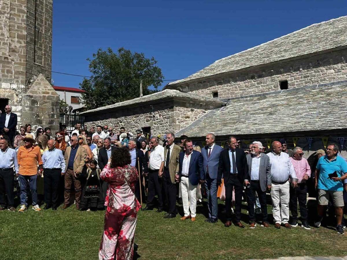 ΔΕΝ ΣΤΕΚΟΝΤΑΙ ΠΟΥΘΕΝΑ! Αγανακτισμένοι κτηνοτρόφοι στα Γρεβενά έδιωξαν κλοτσηδόν εκπροσώπους της κυβέρνησης